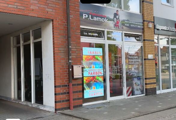 Farbige LED-Folie an einer Ladenfront