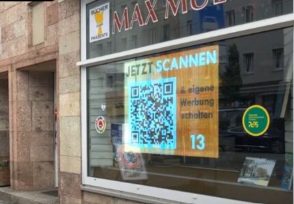 LED-Folie mit QR-Code im Schaufenster