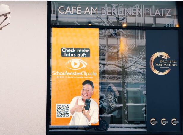 LED-Folie im Schaufenster eines Cafés