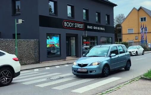 LED-Folie an einer Ladenfront mit Straßenverkehr