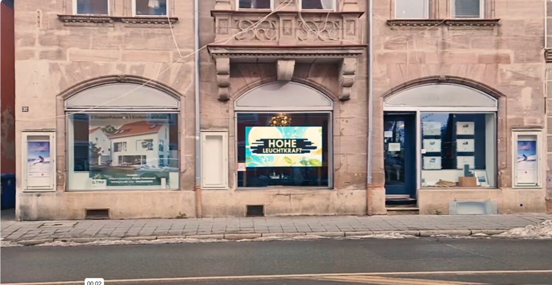 LED-Folie im Schaufenster einer Altbau-Fassade